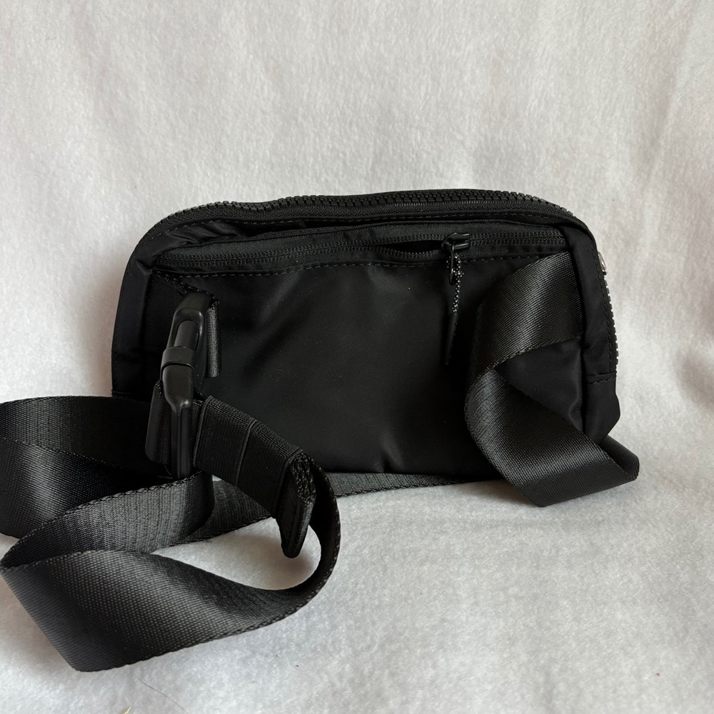 Lululemon Everywhere Belt Bag 1L Black Adjustable Waist Pack Fanny Pack - Picture 4 of 5